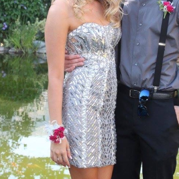 DRESSES - Picture 2 of 7